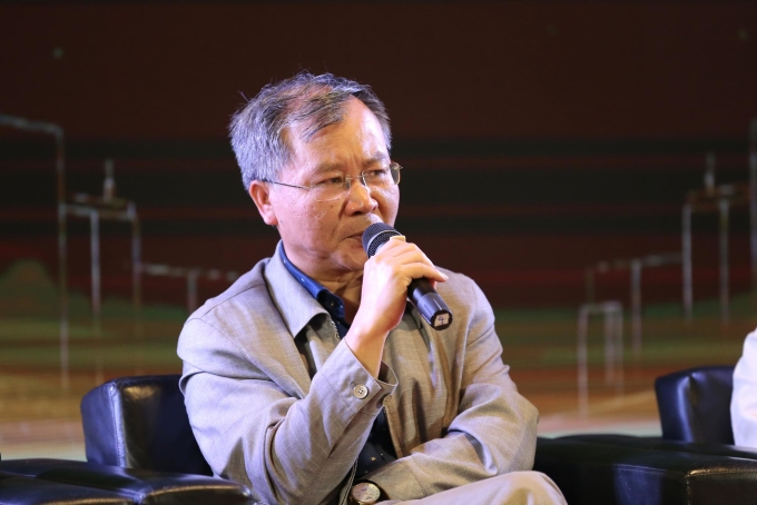 Chuyên gia kinh tế Vũ Đình Ánh phát biểu tại diễn đàn sáng 15/3. Ảnh: VIRES