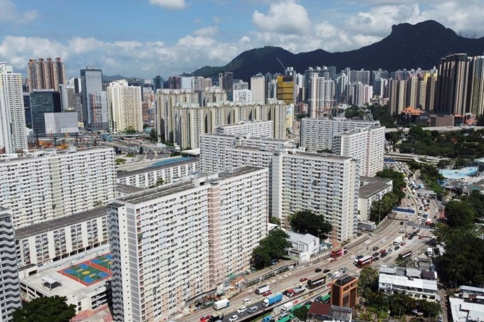 Nhà ở xã hội và các chung cư ở Hong Kong (Trung Quốc). Ảnh: Reuters