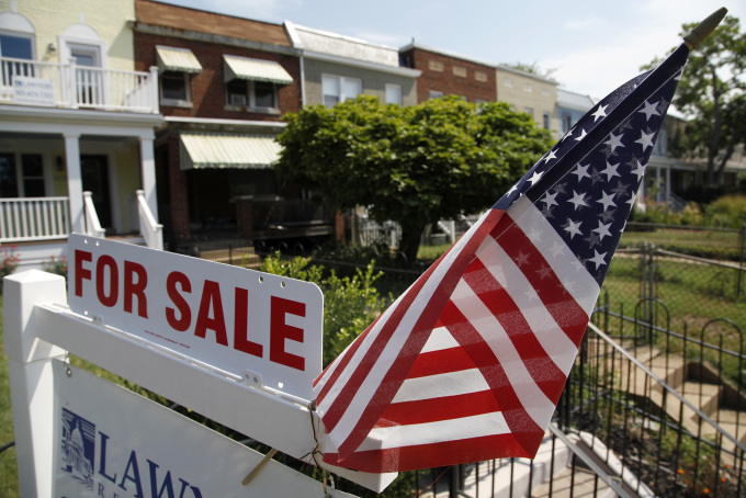 Quốc kỳ Mỹ trang trí biển rao bán tại một ngôi nhà ở khu Capitol Hill, Washington. Ảnh: Reuters