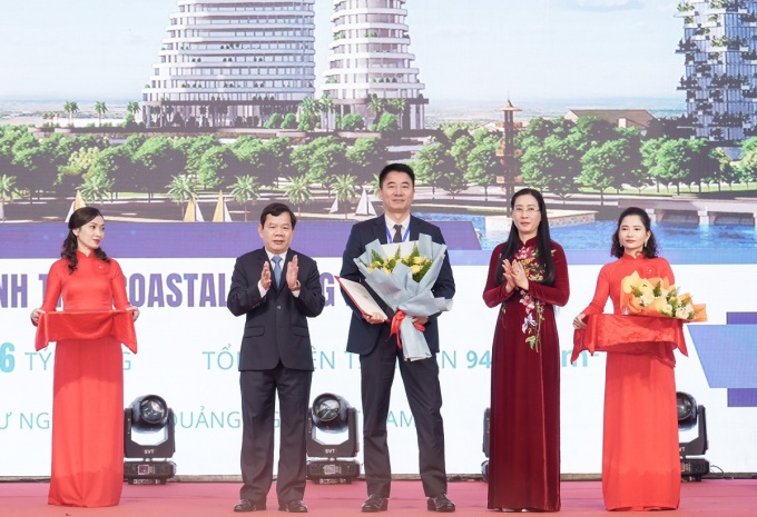 Dự án Coastal Quảng Ngãi được Chủ tịch UBND Quảng Ngãi Đặng Văn Minh (trái) trao chủ trương đầu tư. Ảnh: Phương Anh