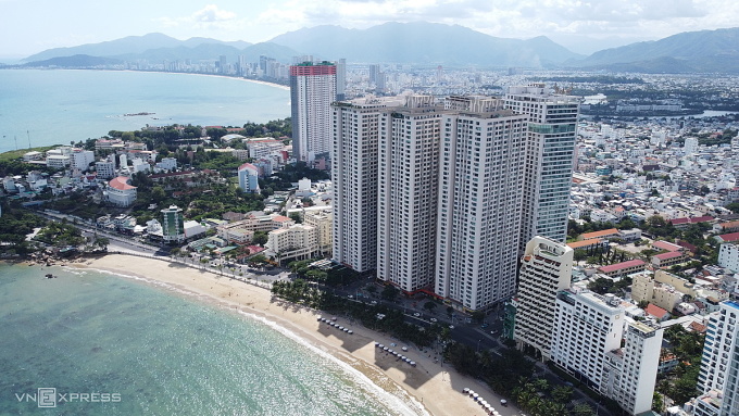Tổ hợp Mường Thanh Viễn Triều (ở giữa) gồm 6 tòa nhà là khách sạn, căn hộ du lịch, nằm gần biển Nha Trang. Ảnh: Bùi Toàn