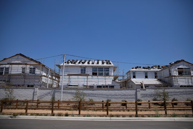 Một căn nhà đơn lẻ đang được xây dựng tại California (Mỹ). Ảnh: Reuters