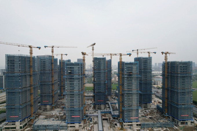 Chung cư đang được xây dựng ở Hàng Châu, tỉnh Chiết Giang vào ngày 16/4. Ảnh: AFP