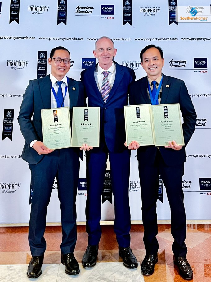 Hai lãnh đạo Southern Homes Vietnam nhận giải cùng ông Stuart Shield (giữa) – Nhà sáng lập kiêm Chủ tịch International Property Awards. Ảnh: Southern Homes Vietnam
