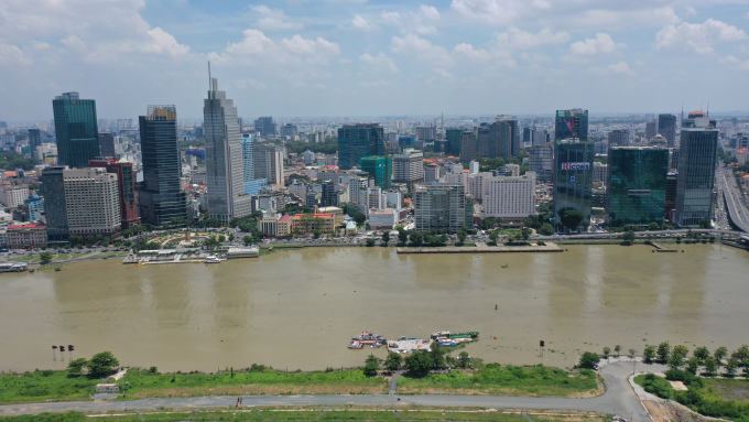 Khu trung tâm TP HCM nhìn ra sông Sài Gòn vào tháng 7/2023, nơi tọa lạc nhiều khách sạn 5 sao. Ảnh: Quỳnh Trần