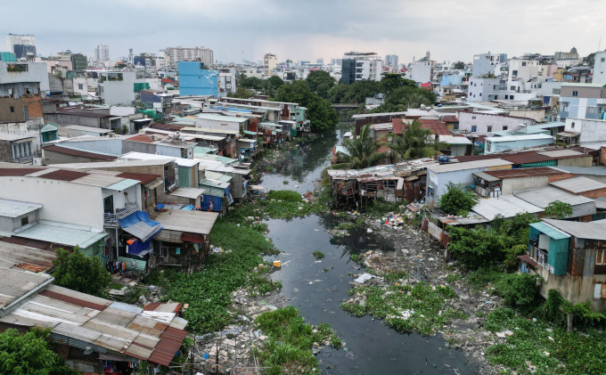 Khu nhà ổ chuột cạnh rạch Xuyên Tâm ngập rác thải, năm 2022. Ảnh: Quỳnh Trần