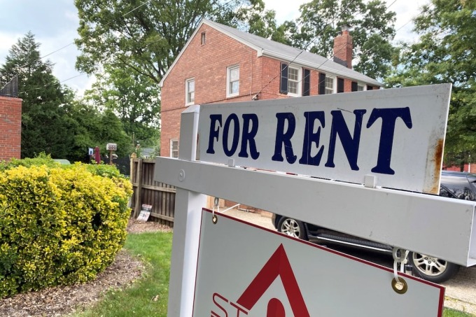 Tấm biển Cho thuê trước một căn nhà ở Arlington, Virginia (Mỹ). Ảnh: Reuters