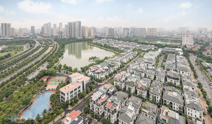 Một phân khu biệt thự gần hồ tại phía Tây Hà Nội. Ảnh: Quốc Tuấn
