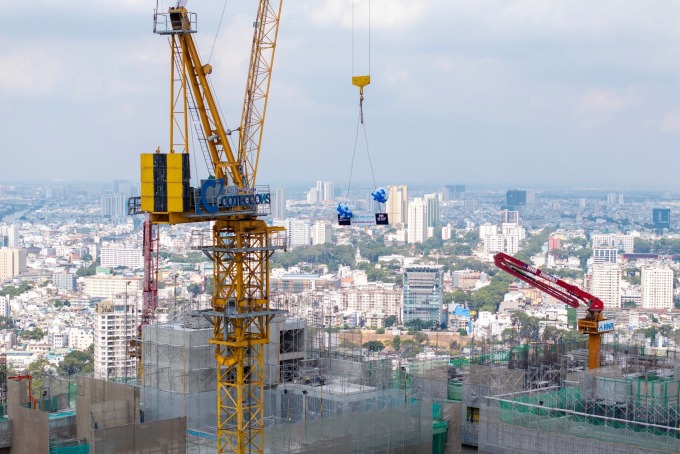 Một dự án bất động sản tại quận 1 (TP HCM) do Coteccons xây dựng được cất nóc vào tháng 4/2024. Ảnh: CTD