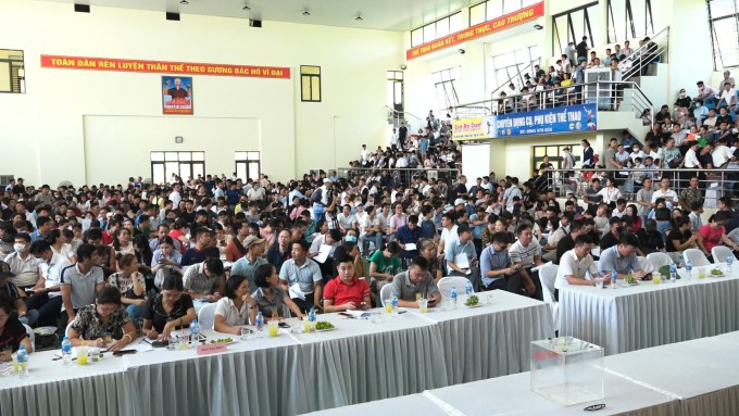 Hơn 1.500 người tham gia phiên đấu giá 68 lô đất ở xã Thanh Cao, huyện Thanh Oai hôm 10/8. Ảnh: Cổng thông tin điện tử huyện Thanh Oai