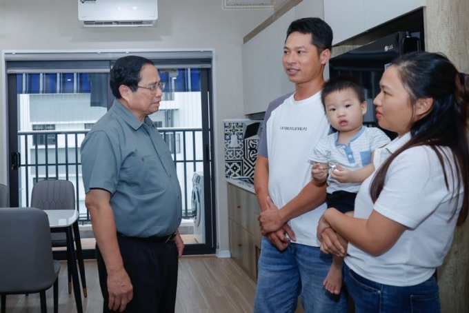 Thủ tướng thăm hỏi người dân sống trong khu nhà ở xã hội Thống Nhất, sáng 22/9. Ảnh: Nhật Bắc