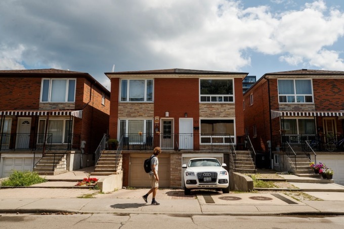 Một dãy nhà ở Toronto (Canada) năm 2022. Ảnh: Canadian Press