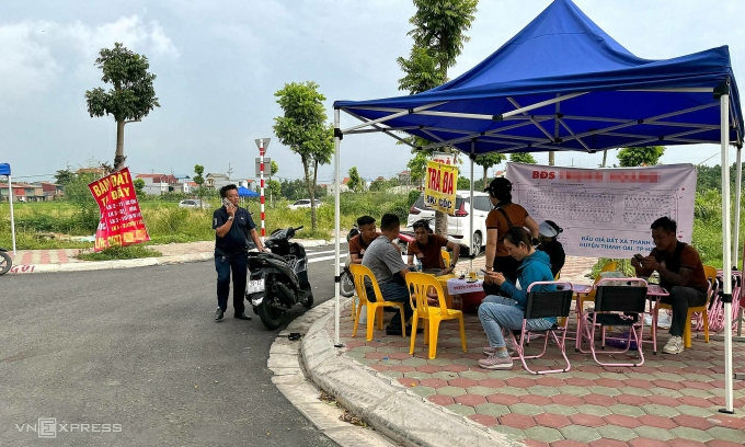 Một điểm giao dịch chuyên nhận ký gửi, bán chênh ở khu đất đấu giá thôn Thanh Thần, huyện Thanh Oai. Ảnh: Ngọc Diễm