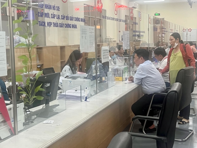 Người dân nộp hồ sơ tại một văn phòng đăng ký đất đai ở TP HCM. Ảnh: Phương Uyên