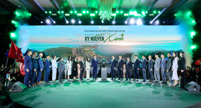 Các đại lý tham gia ký kết phân phối dự án cùng nhau bấm nút Kích hoạt kỷ nguyên xanh. Ảnh: Ánh Dương