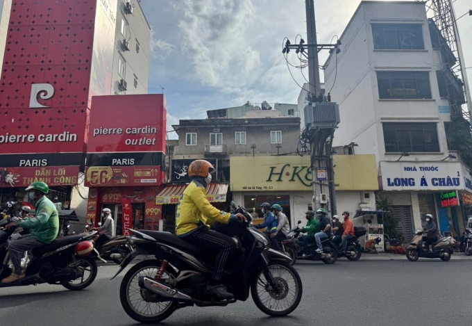 Dãy nhà thuộc sở hữu Nhà nước trên đường Hai Bà Trưng, quận 3, TP HCM, tháng 10/2024. Ảnh: Phương Uyên
