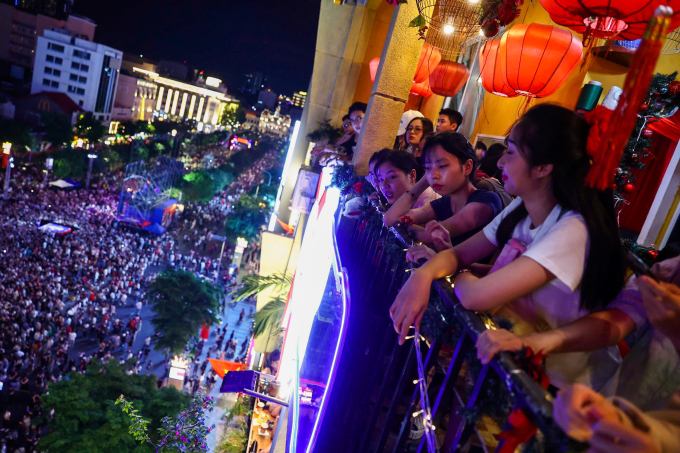 Người tập trung ở quán cà phê ở chung cư 42 Nguyễn Huệ, quận 1 xem chương trình countdown, chào năm mới 2025. Ảnh: Quỳnh Trần