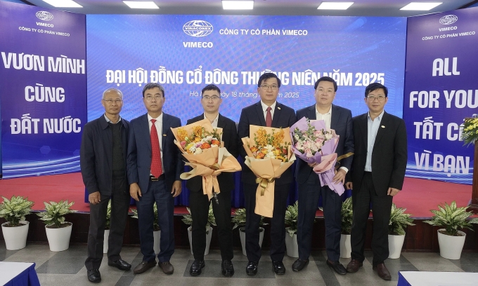 Tân Chủ tịch HĐQT Vimeco Trần Đình Tuấn (thứ 3 từ phải sang). Ảnh: Vimeco