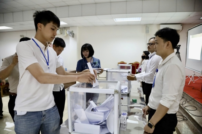 Khách hàng tham gia bỏ phiếu đấu giá 28 thửa đất xã Tiến Thắng, huyện Mê Linh. Ảnh: Cổng thông tin huyện Mê Linh