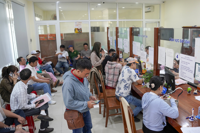 Người dân đến làm thủ tục hành chính lĩnh vực đất đai tại Ngũ Hành Sơn tăng cao những ngày gần đây. Ảnh: Nguyễn Đông