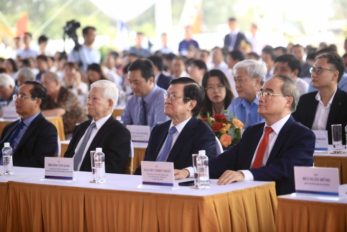 Lãnh đạo TP HCM tham dự lễ khởi công Khu đô thị lấn biển Cần Giờ, sáng 19/4. Ảnh: Phương Uyên
