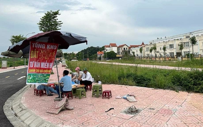 Nhóm môi giới chào bán các lô đất huyện ven Hà Nội. Ảnh: D.T
