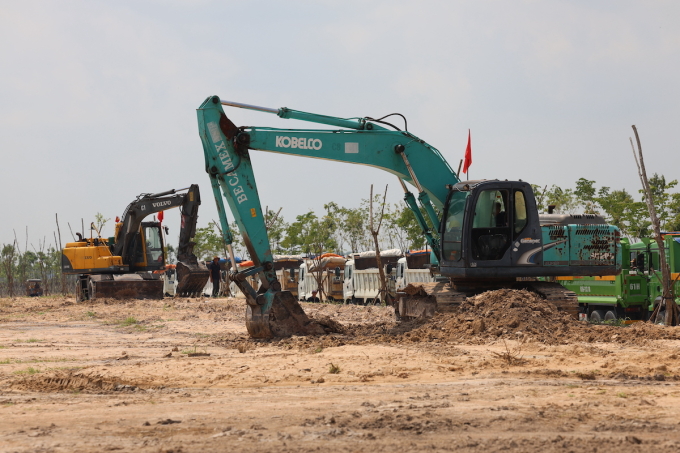 Máy móc đơn bị thi công thực hiện san ủi mặt bằng của dự án. Ảnh: Phước Tuấn