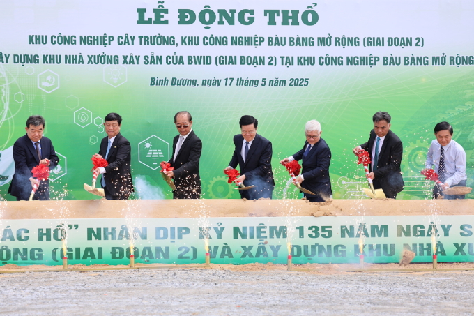 Lãnh đạo Chính phủ cùng tỉnh Bình Dương thực hiện nghi thức khởi công hai khu công nghiệp sáng nay. Ảnh: Phước Tuấn