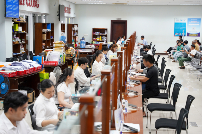 Người dân làm thủ tục hành chính tại bộ phận 1 cửa, Trung tâm hành chính Đà Nẵng. Ảnh: Nguyễn Đông