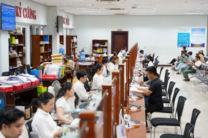 Người dân làm thủ tục hành chính tại bộ phận 1 cửa, Trung tâm hành chính Đà Nẵng. Ảnh: Nguyễn Đông