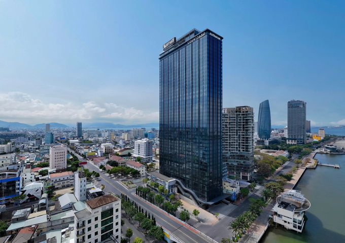 Tòa khách sạn 45 tầng nhìn ra sông Hàn vừa khai trương ở Đà Nẵng hôm 28/5. Ảnh Courtyard by Marriott Danang Han River