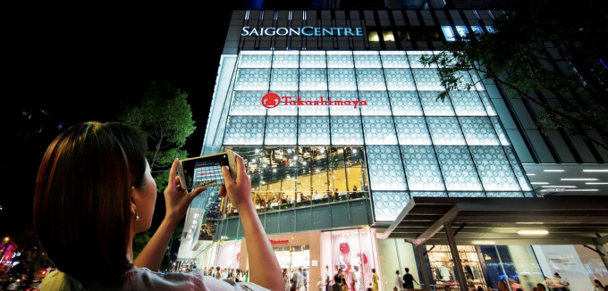 Một du khách đang chụp mặt trước dự án Saigon Centre (Quận 1, TP HCM). Ảnh: Keppel