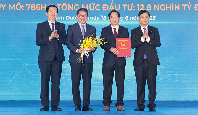 Tỉnh Bình Dương trao quyết định đầu tư khu công nghiệp Thadico. Ảnh: UBND tỉnh Bình Dưong