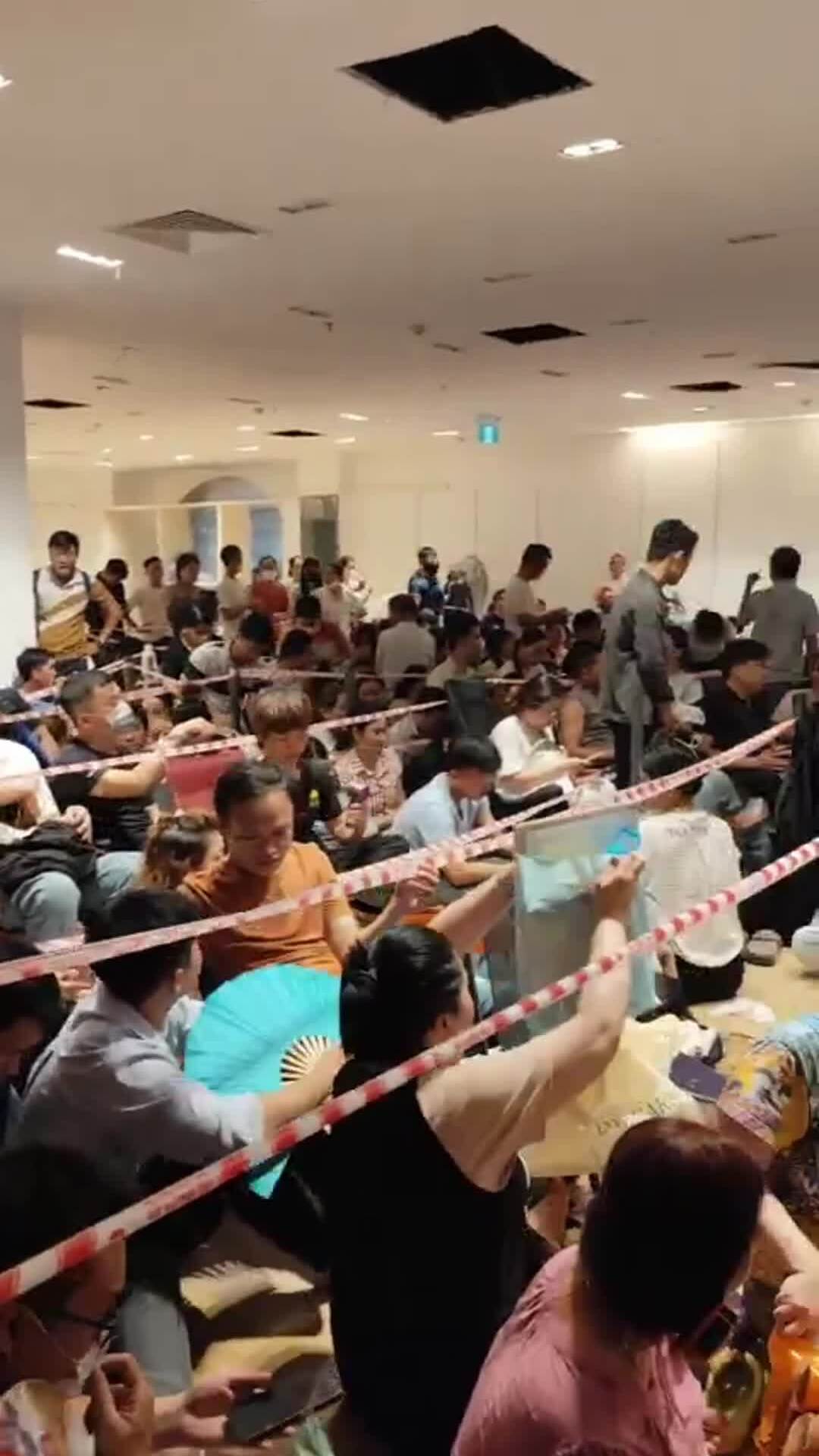 Hàng trăm người thức trắng đêm nộp hồ sơ mua nhà ở xã hội