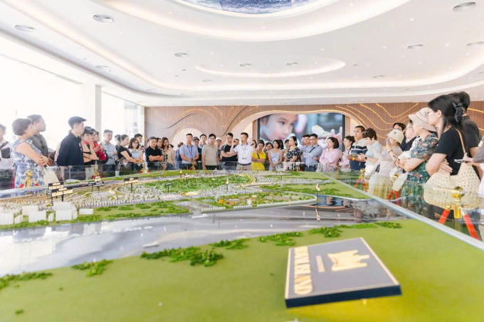Nhiều nhà đầu tư tham quan sa bàn dự án bất động sản Hải Phòng. Ảnh: Vinhomes