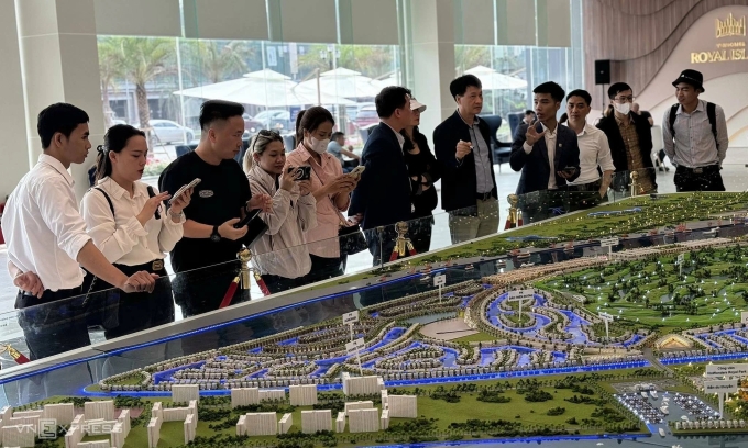 Môi giới nhà đất tại văn phòng bán hàng một đại dự án ở Thủy Nguyên, Hải Phòng. Ảnh: Anh Tú