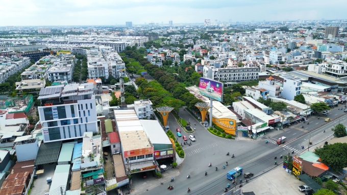 Bất động sản dọc Quốc lộ 13, đoạn gần cầu Bình Triệu (TP HCM). Ảnh: Phương Uyên
